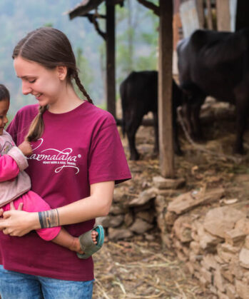 Volontärin bei ihrem Freiwilligeneinsatz mit Karmalaya in einem Dorf in Nepal
