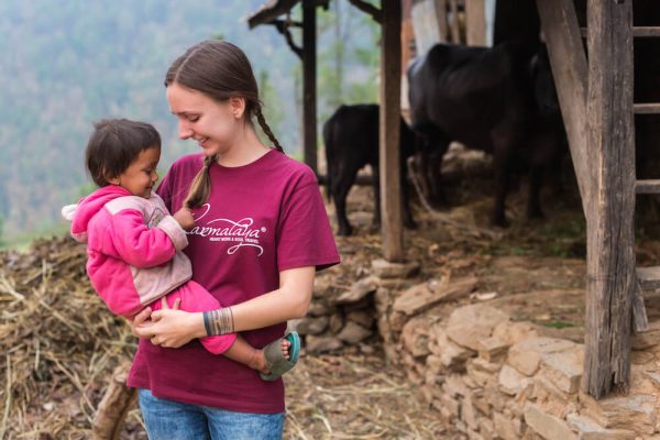 Voluntärin bei ihrem Freiwilligeneinsatz mit Karmalaya in einem Dorf in Nepal.