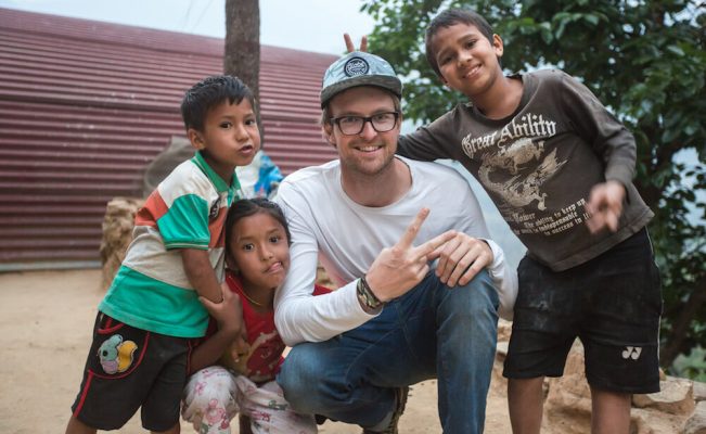 Volontär mit Kindern