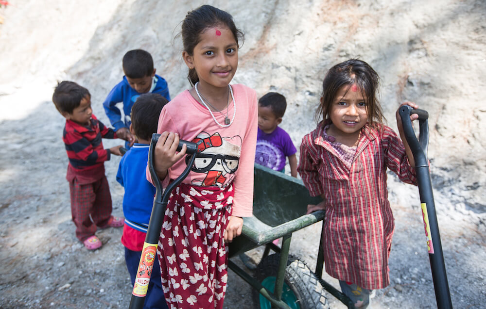 Kinder im Bau-Workcamp