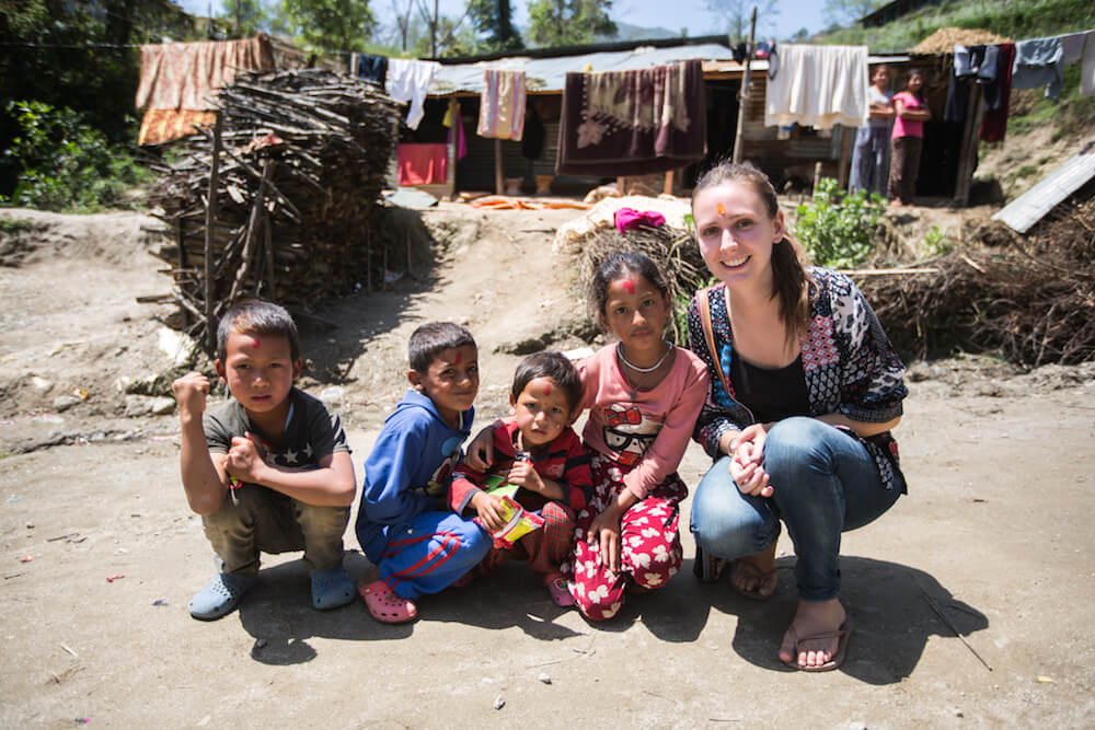 Volontärin mit Kindern