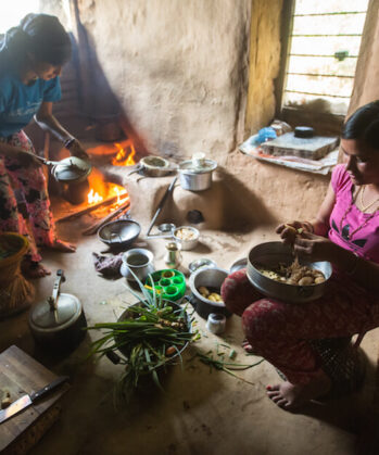 Zwei Frauen beim Kochen