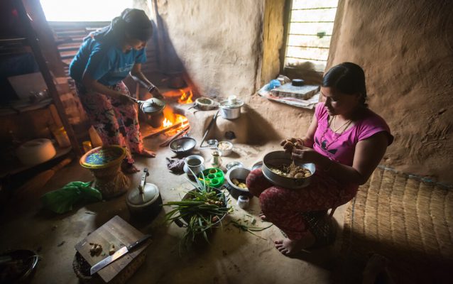 Zwei Frauen beim Kochen