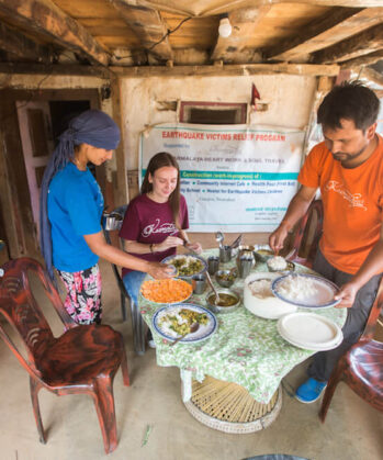 Volontärin beim Essen mit Gastfamilie