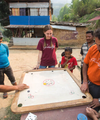 Volontärin beim Spielen mit den Einwohnern