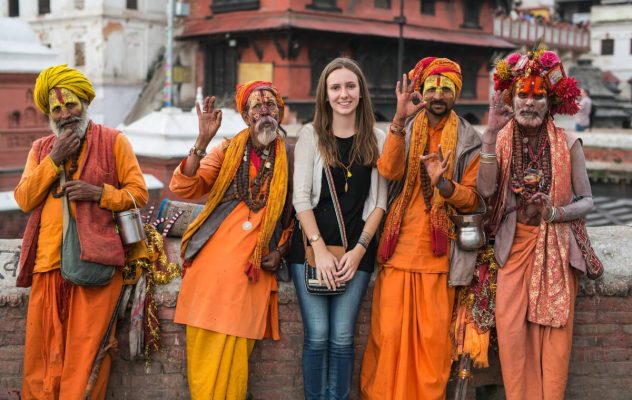 Volontärin mit vier Männern_Nepal_Pashupatinath