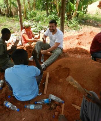 Karmalaya: Matthias Eckert mit Voluntären bei Bau-Workcamp in Uganda.
