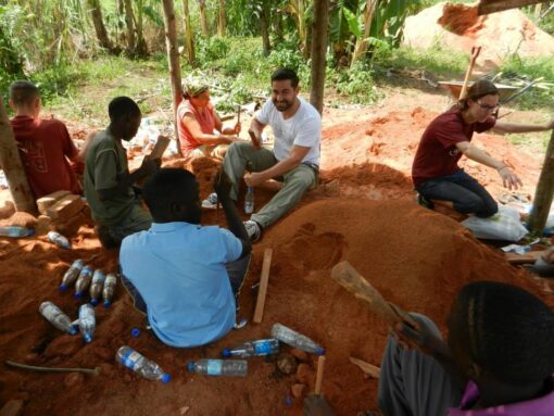 Karmalaya: Matthias Eckert mit Voluntären bei Bau-Workcamp in Uganda.