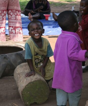 Kinder beim Toben im Childcare Center Projekt in Uganda