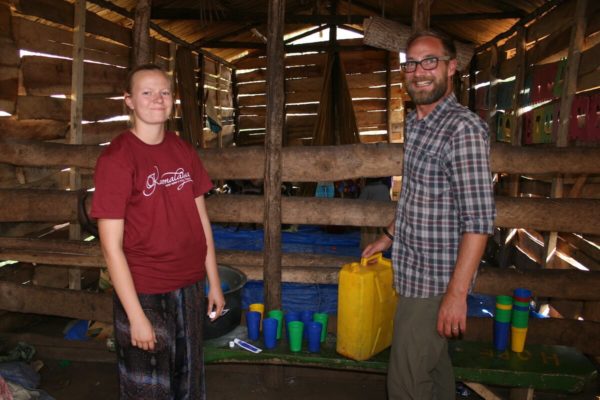 Freiwillige bei der Essensausgabe im Kinderbetreuungsprojekt in Zentraluganda