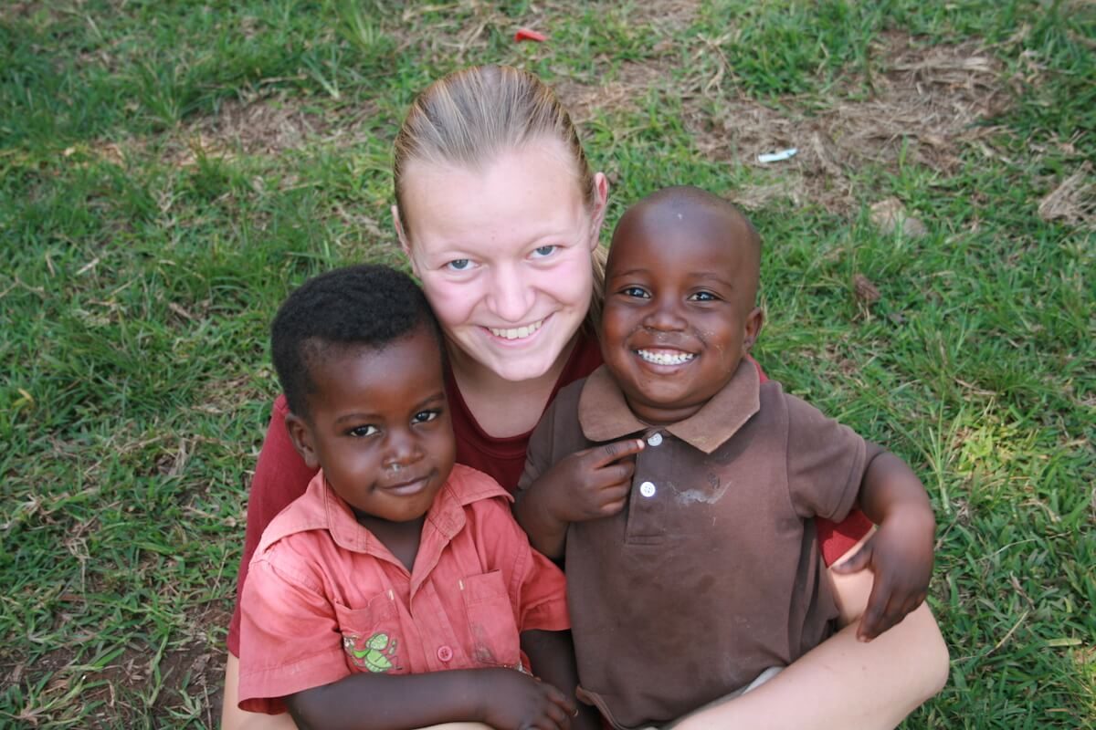 Volontärin beim Spielen mit Kindern im Childcare Center von Karmalaya