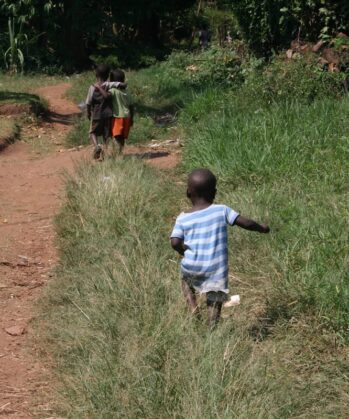 Kinder beim Spielen in Uganda