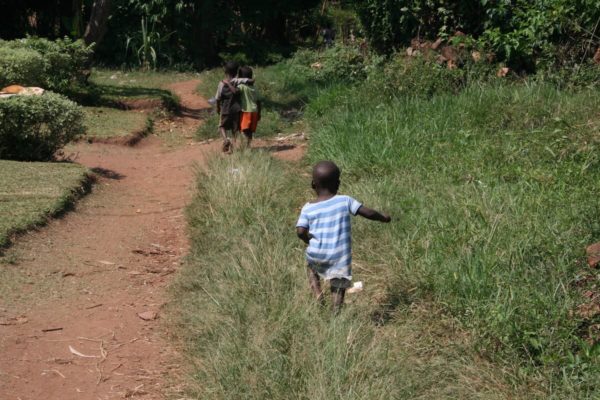 Kinder beim Spielen in Uganda