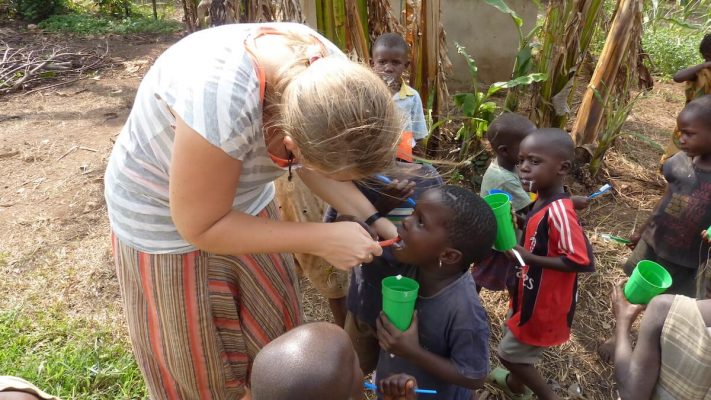 Zahnputzritual im Childcare Center Projekt von Karmalaya in Zentraluganda