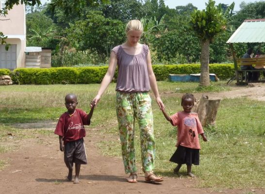Volontärin im Karmalaya Childcare Center in Zentraluganda