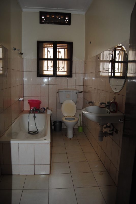 Badezimmer für Volontäre im Karmalaya Haus in Kampala