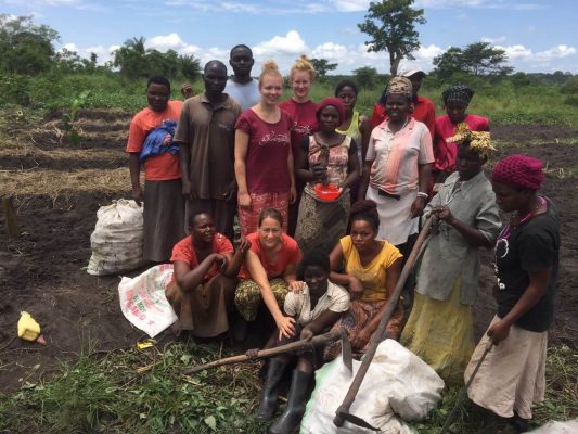 Karmalaya Volontäre & Mitarbeiter beim Farming in Uganda