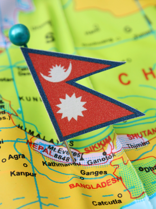 Nepalflagge auf Landkarte. Nepal ist das Pilotland der Kaliis-Lernreisen.