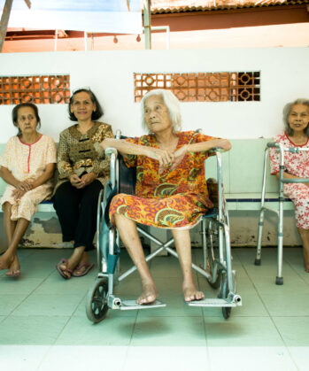 Frauen im Altenpflegeprojekt auf Java