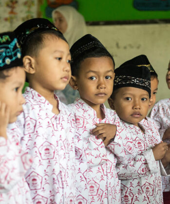 Kinder im ländlichen Kindergarten-Projekt auf Java