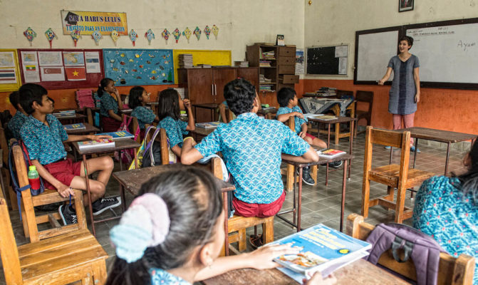 Kinder beim Unterricht im Klassenzimmer im Slum-Projekt auf Java
