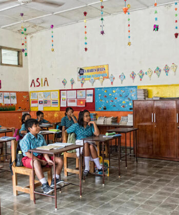Klassenzimmer mit Kinder vom Slum-Projekt auf Java