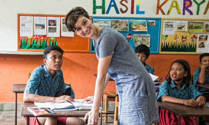 1 Voluntärin mit Kinder im Slum-Projkekt auf Java