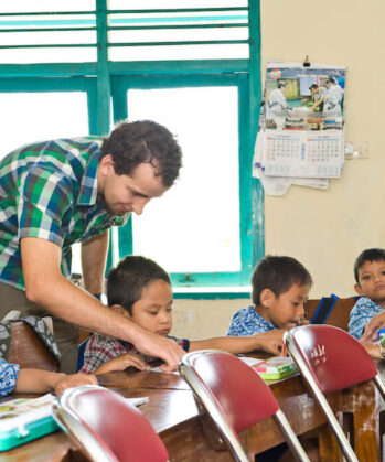1 Voluntär mit beeinträchtigten Kindern im Physiotherapie-Projekt auf Java