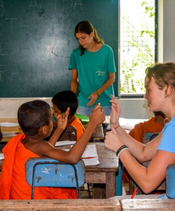 Volontärin beim Unterrichten im Klosterprojekt Sri Lanka