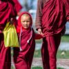 Junge Mönche im Kloster in Nepal