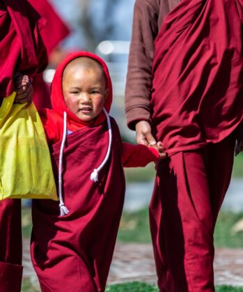Junge Mönche im Kloster in Nepal