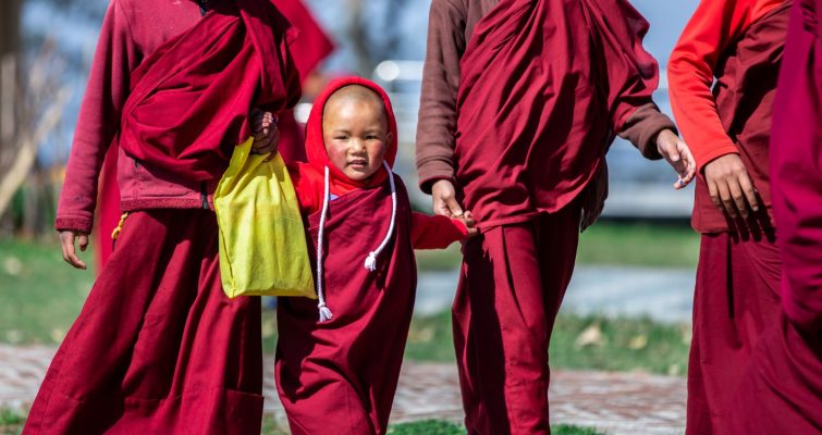 Junge Mönche im Kloster in Nepal