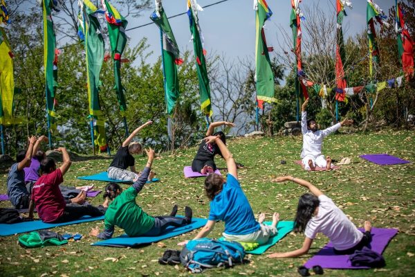 Yoga-Praxis im Kloster in Nepal