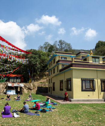 Yoga-Session im Nonnenkloster in Nepal