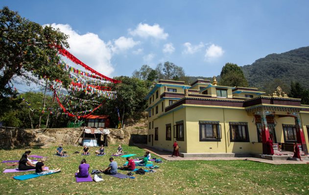 Yoga-Session im Nonnenkloster in Nepal