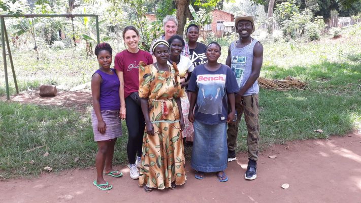 Reisende mit Einheimischen in Uganda