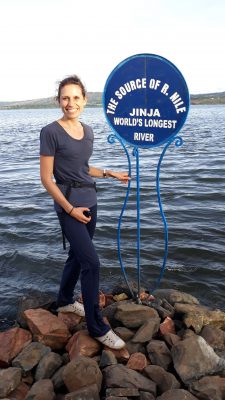 Reisende an der Quelle des Nils in Uganda