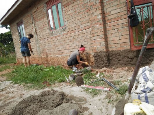 Volontäre helfen beim Hausbau in Uganda