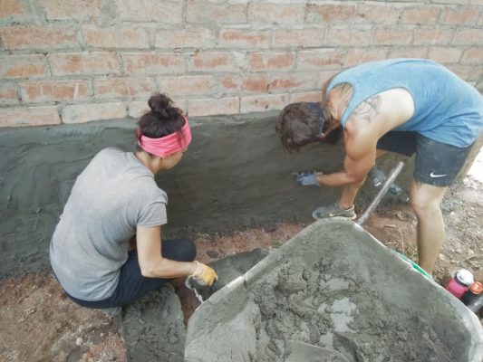 Volontäre beim Aufbau eines Community-Centers in Uganda
