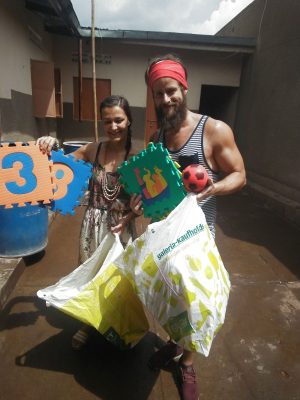 Volontäre bringen Spenden nach Uganda