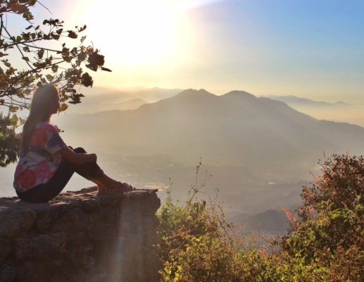 Reisende blickt auf Annapurna-Gebiet in Nepal