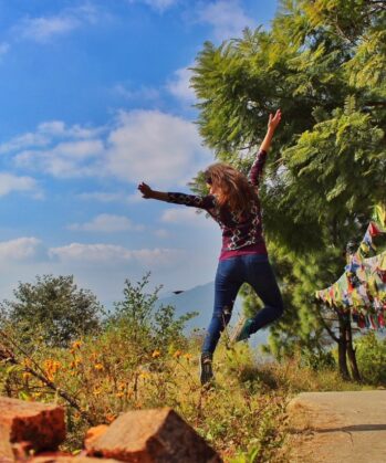 Freudensprung während Trekking-Tour in Nepal