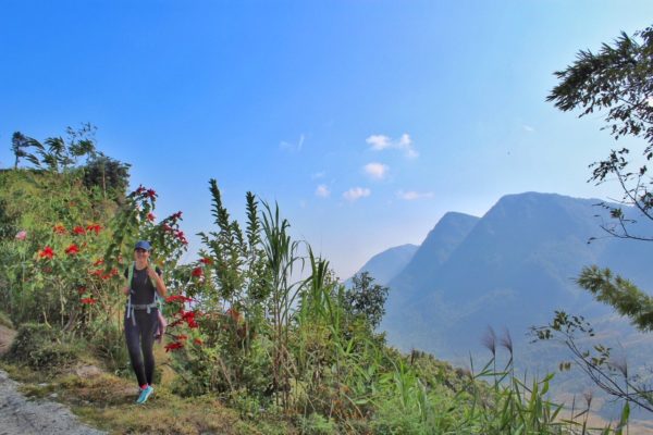 Reisende wandert in der Annapurna-Region in Nepal