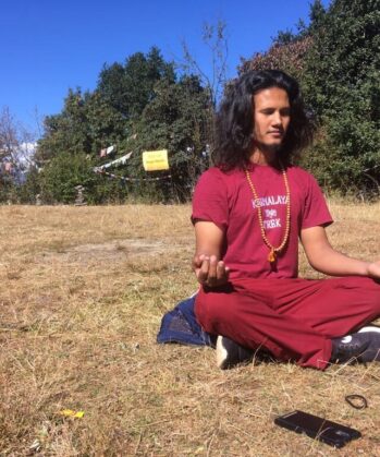 Jarmalaya Yoga-Guide meditiert im Kloster in Nepal