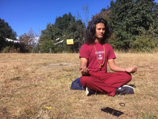 Jarmalaya Yoga-Guide meditiert im Kloster in Nepal