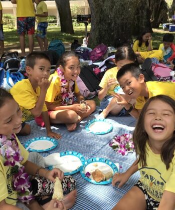 Fröhliche Kinder beim Mittagessen auf Hawaii