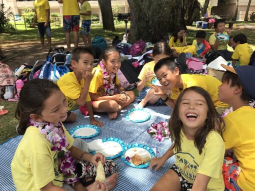 Fröhliche Kinder beim Mittagessen auf Hawaii