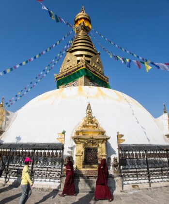 Pilger wandern um die Stupa in Kathmandu