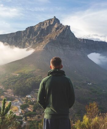Mann blickt auf Tafelberg in Kapstadt, Südafrika