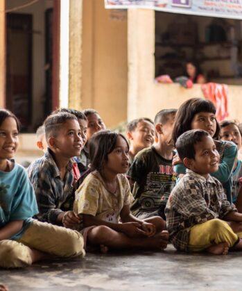 Sitzende Schulkinder in Indonesien